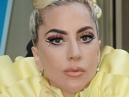 Átlagos szerdai szett Lady Gaga életében: kanárisárga gallérruha és 20 centis holdjárócipő
