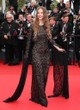 A 77. Cannes-i Filmfesztiválon, a The Apprentice premierjén a gyönyörű modell a  világ tudtára adta, hogy a hercegnős stílusnak van egy merészebb, modernebb oldala is. Ez az áttetsző, gótikus Michael Kors csipkeruha igazi haute couture remekmű: elvégre a modern királyi családok tagjai is bevállalnak időnként egy-egy pikánsabb, formabontó darabot.