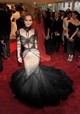 2011, Alexander McQueen: Vad szépség - Christina Ricci egy különleges szabású és díszítésű Zac Posen ruhában