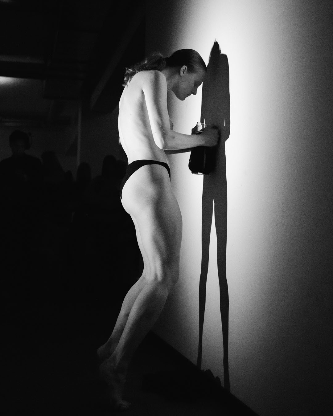 Jurák Bettina Rose és Hegyi Dóri Óhnody performanca a Not allowed divateseményen