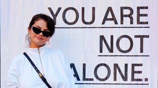 Selena Gomez beleállt a testszégyenítés kérdésbe, és nem húzza be többé a hasát