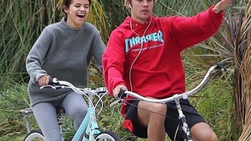 Justin Bieber csak arra vár, hogy Selena kimondja: hivatalosan is járnak!