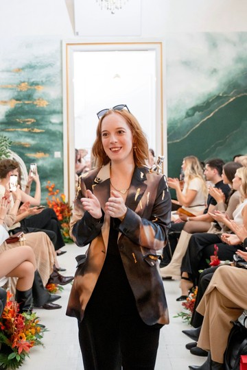 A kollekció színei és motívumai Rohonczi Fanni személyes és érzelmi útját tükrözik