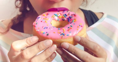 5 jel, hogy túl sok cukrot eszel: ilyen félelmetes nyomai lehetnek a testeden, ha túlzásba esel az édességekkel