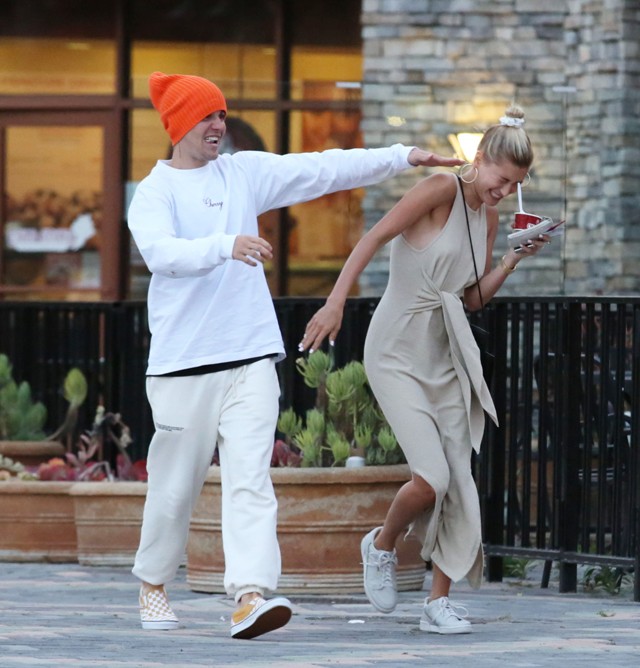 Hailey Bieber Nanushka ruhában ment el fagyizni férjével, Justin Bieberrel