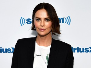 Szinte felismerhetetlen az új frizurájával Charlize Theron