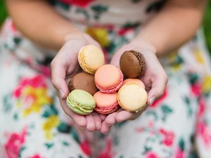 Gerbeaud macaron gluténmentesen: rózsa, narancsvirág, alma és zsálya ízekben