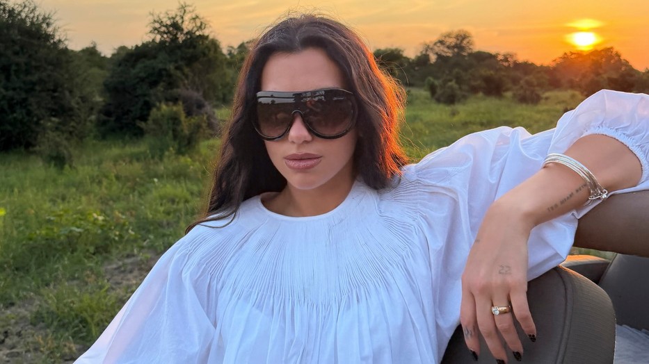 Dua Lipa a cannes-i premier előtt lőtt egy gyors szelfit a rendkívül merész és mélyen dekoltált ruhájáról