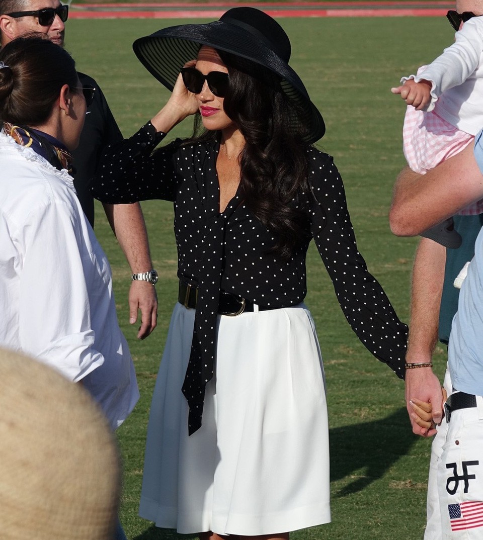  Meghan Markle új kedvenc márkája a Khaite, most is az ő darabjaikat választotta