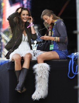 2010-ben Ebergényi Rékával pózolt a GLAMOUR magazinnak a Sziget Fesztiválon   / Divatszerkesztő: Pintér Judit, Vendég stylist: Lakatos Márk, Stylist asszisztens: Vasics Dóra, Smink: Kiss Csilla, Titkos Bernadett, Haj: Nagy Viktor, Faluközy Dóra/Zsidró Szalon