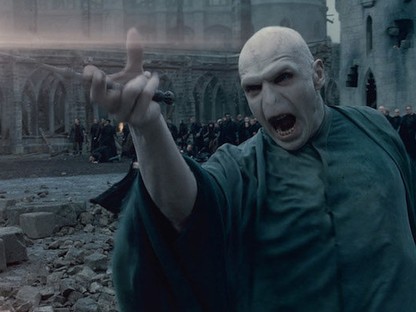 A Harry Potter filmekben Voldemort köpenye minden alkalommal fakult, ha elpusztult egy horcrux