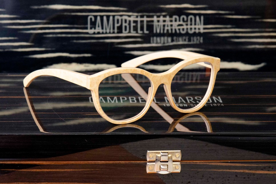 “Nem elkezdeni nehéz, hanem véghez vinni” - a fából készült szemüvegkeretek alkotójával beszélgettünk