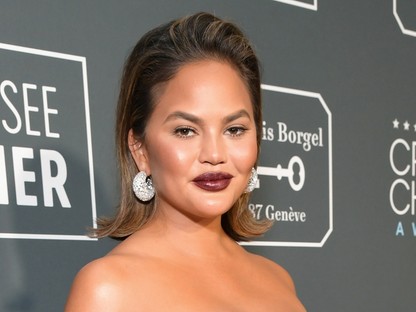Chrissy Teigen szexi lábvillantással ünnepelte a gálaszezont