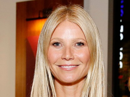 Gwyneth Paltrow olyan feszes, kockás hasat villantott 47 évesen, mint más 17 évesen sem