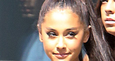 Valami nagyon furcsa történik Ariana Grandéval! Melltartóban, furcsa tekintettel járkál az utcán!