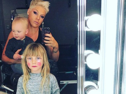 Pink 6 éves kislánya fél perc alatt vált népszerű vloggerré! 