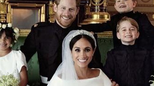 Olvadozunk! Itt az esküvő utáni hivatalos fotó, és az egész királyi család rajta van!