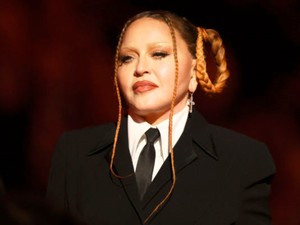 Ő Madonna 38 évvel fiatalabb szerelme, aki eljegyezhette a 66 éves énekesnőt