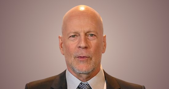 Bruce Willis friss fotói összetörik a szívedet, a gondozója mellett látható a színész