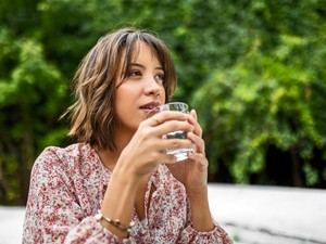 1 héten keresztül 2,5 liter vizet ittam naponta, radikális változás jelent meg a bőrömön