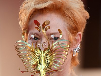 Tilda Swinton maszkja a velencei filmfesztivál legnagyobb sztárja
