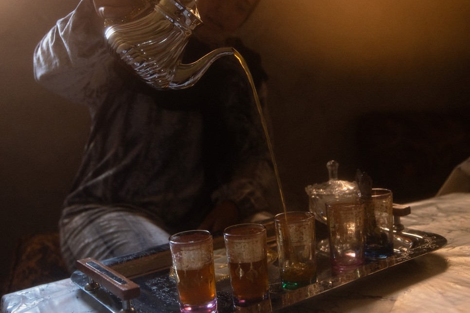 A gondoskodás nem a szűk család határain belül értelmeződik, hanem közösségi túlélési stratégiaként működik. Ennek pedig fontos pillére az együtt töltött idő, a közös étkezések és teázások. Az asztal körül szerveződnek munkák, születnek meg döntések.