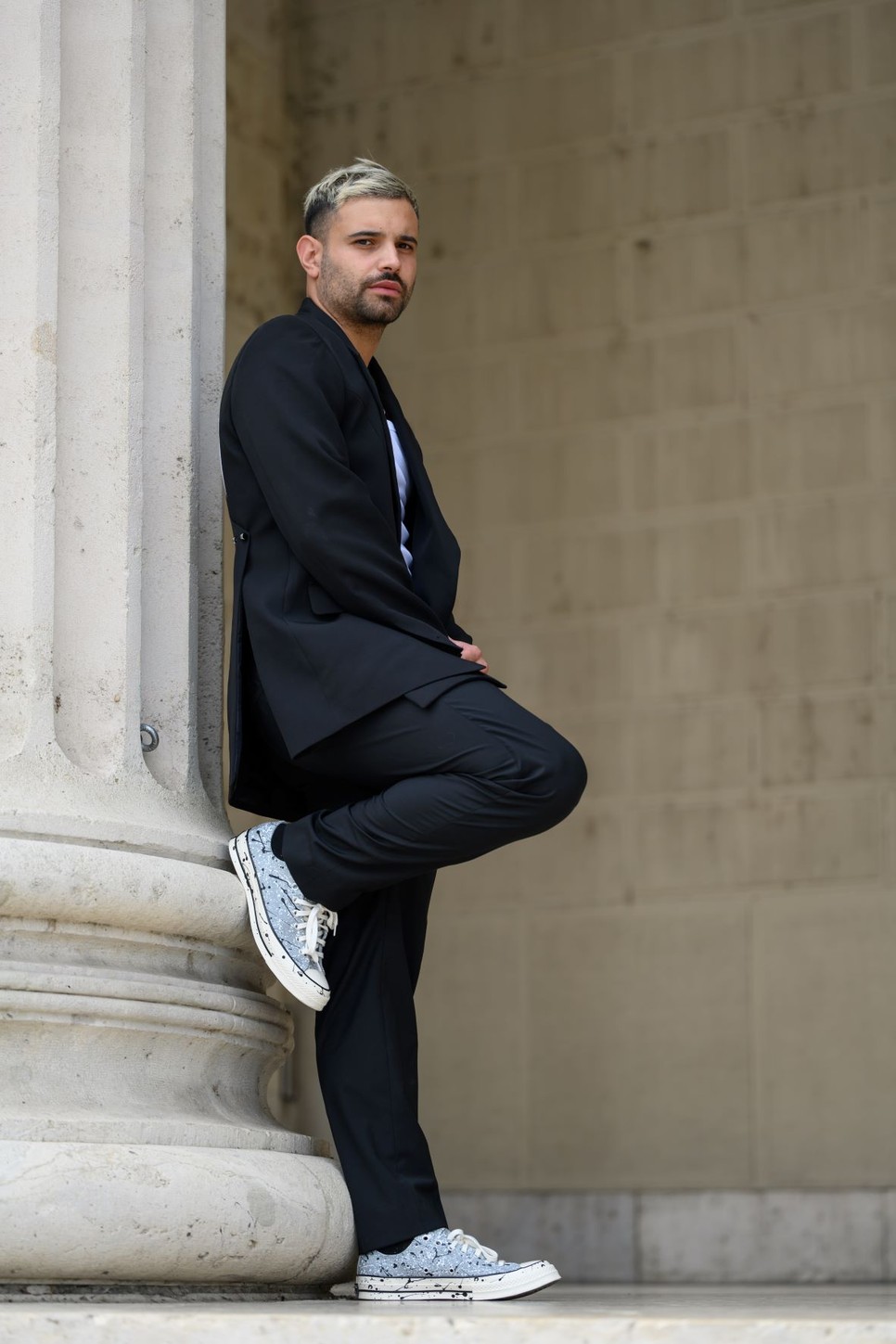 Beton Hofi egy Jackson Pollock-ot idéző festékkel díszített Converse-t sétáltatott meg a Budapest Central European Fashion Weeken. Egy ilyen feltűnő darab még a ballagási öltönyt is feldobja