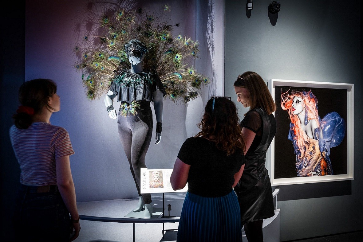 Sana Dagadu énekesnő öltözéke