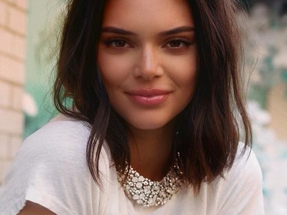 Kendall Jenner elkövette a legnagyobb divatbakit: felvette ezt az átlátszó cicanadrágot! 