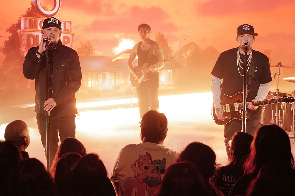 A Good Charlotte a Jimmy Kimmel Live! 2025. júniusi adásában lépett színpadra, látványos háttérrel és elsöprő energiával nyűgözve le a közönséget.