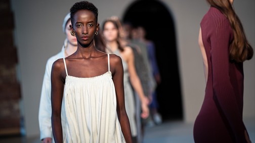 Egyedülálló szabásvonalaktól és anyagkombinációktól különleges az AERON 2022-es tavaszi-nyári kollekciója