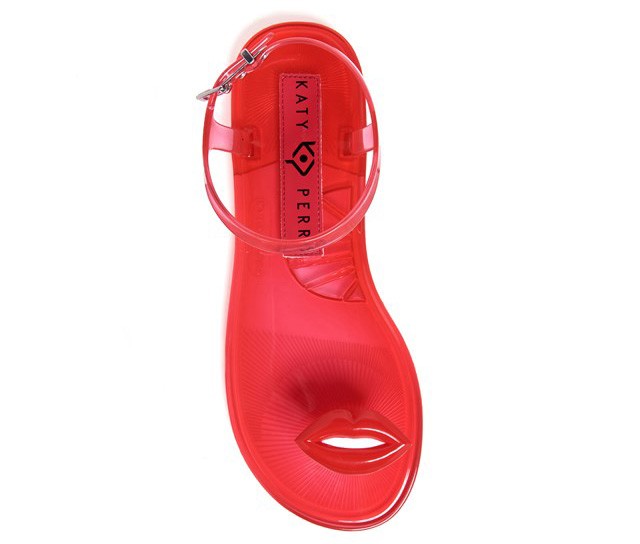 Katy Perry plasztikszandálja