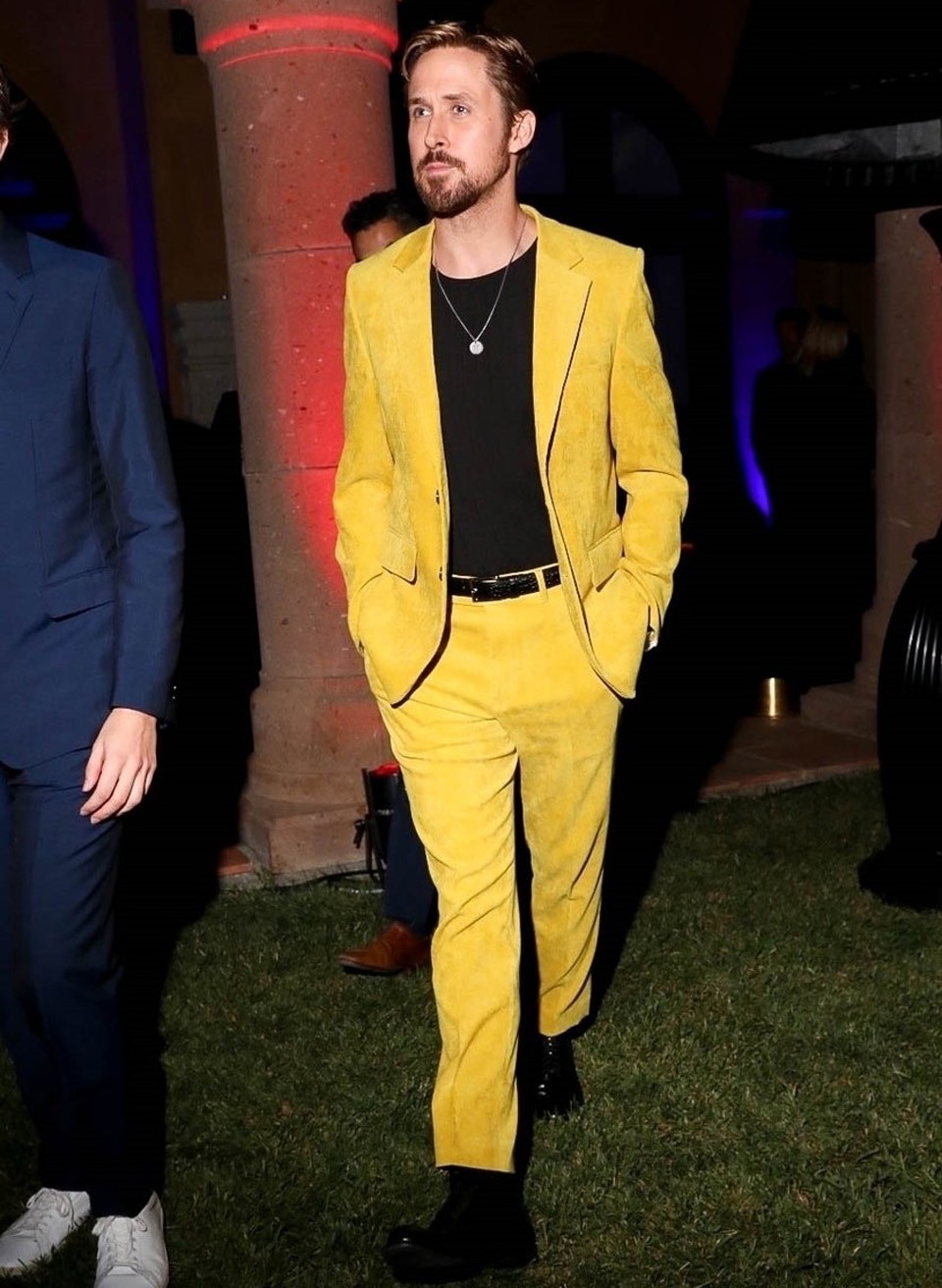  Ryan Gosling nagyon stílusos a sárga öltönyben is