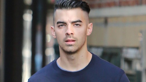 Joe Jonas a Trónok harca szépségével kavar