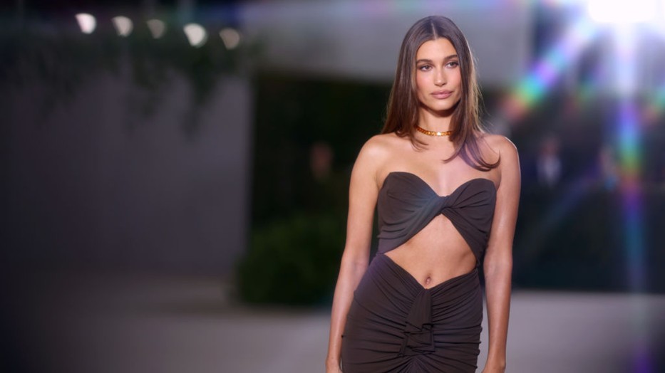 Hailey Bieber érzi a nyarat