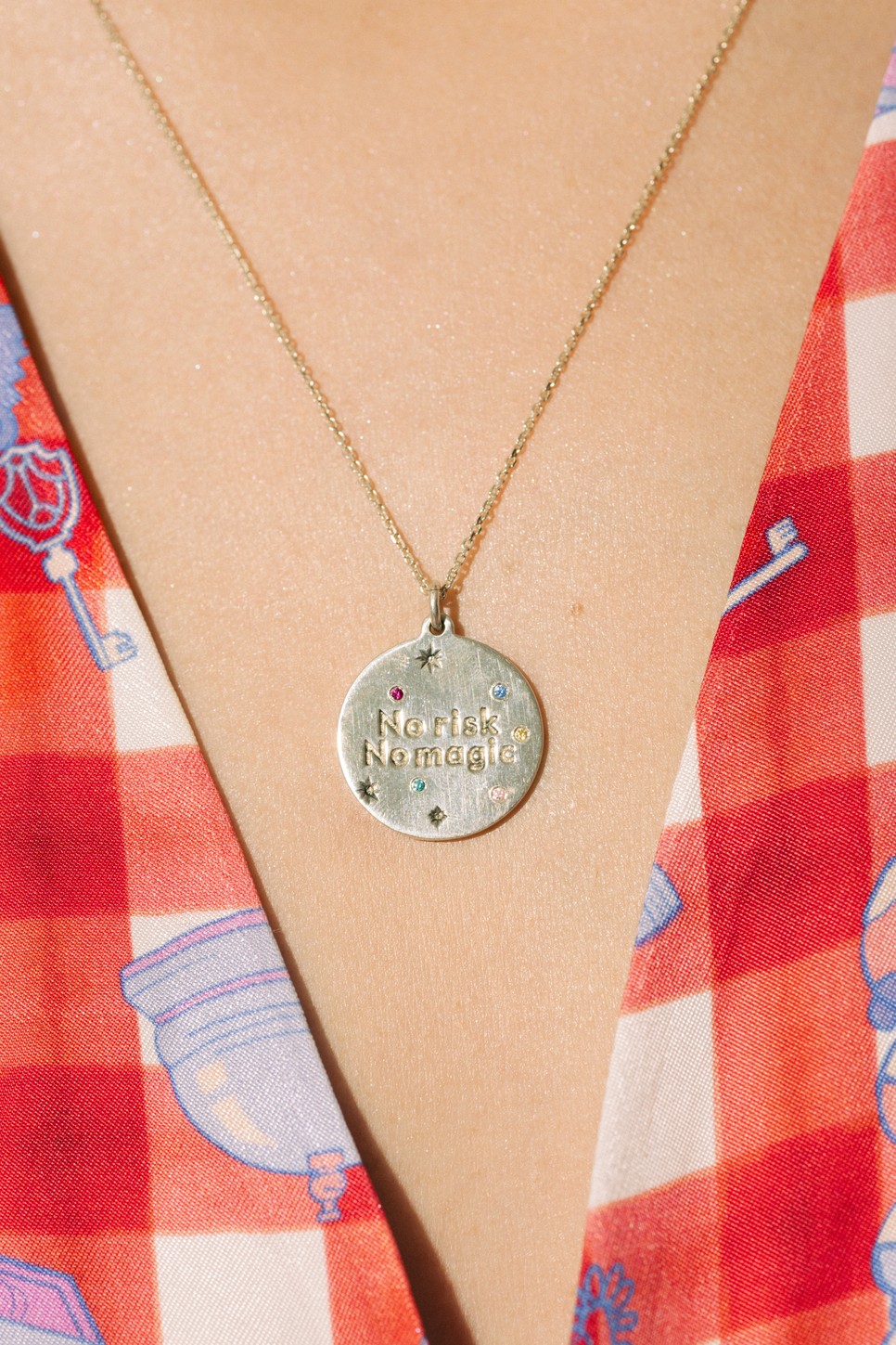 A No Risk, No Magic feliratot már jól ismered! Anna pólót és pulóvert is tervezett ezzel az üzenettel. Most a nyakadban is viselheted a mottót!