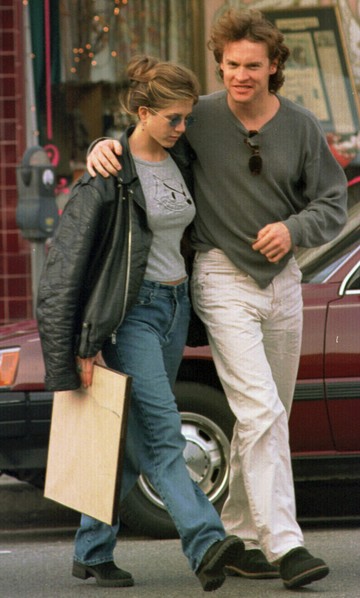 1995 - Jennifer Aniston Tate Donovan oldalán, egy teljesen átlagos, de még ma is nagyon menő összeállításban. Az örök hármas (farmer, póló, bőrdzseki) ami egy örök trendnek számít.