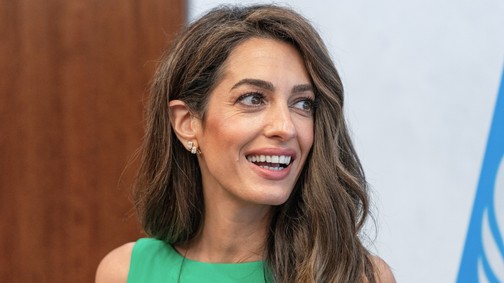 Amal Clooney csípőig hasított ruhában keltett feltűnést: csak úgy ragyogott férje, George Clooney oldalán