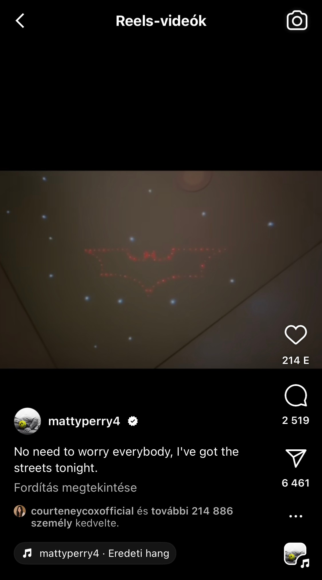 Matthew Perry október 17-én posztolt először Batman tematikájú tartalmat. Az október 17-én posztolt videón az látható, ahogyan Matthew Perry otthonában több képernyőn is a Batman fut, a mennyezetre pedig az ikonikus jelet, a Bat Symbol-t is kivetítette.