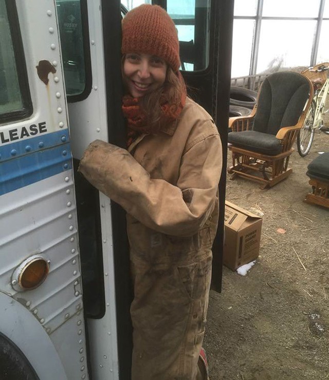 Ez a lány egy lerobbant buszt alakított át csodálatos lakássá!