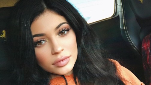 Kylie Jenner ajkai egyre vékonyabbak, ő pedig egyre jobban néz ki