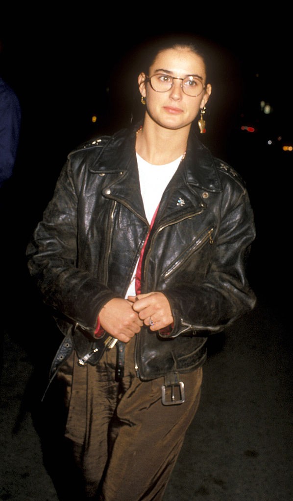 A '80-as években a vagány bőrdzsekik és a szemüvegek is hódítottak, amiket a színésznő nagyon sikkesen épített be a ruhatárába. (1987)