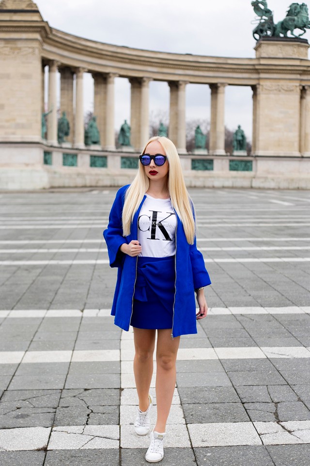 Kniezl Flóra tökéletesen kombinálja a kék és fehér színeket!