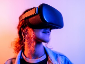 Romlásba visz, vagy az agyunk fejlődésének kulcseleme a VR-szemüveg?