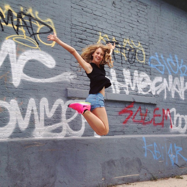 Gréta Vanessával tartott az egyik fittingjére. A fotó Chelsea-ben készült, és a lányok nagyon szeretik az ilyen ugrálós képeket.