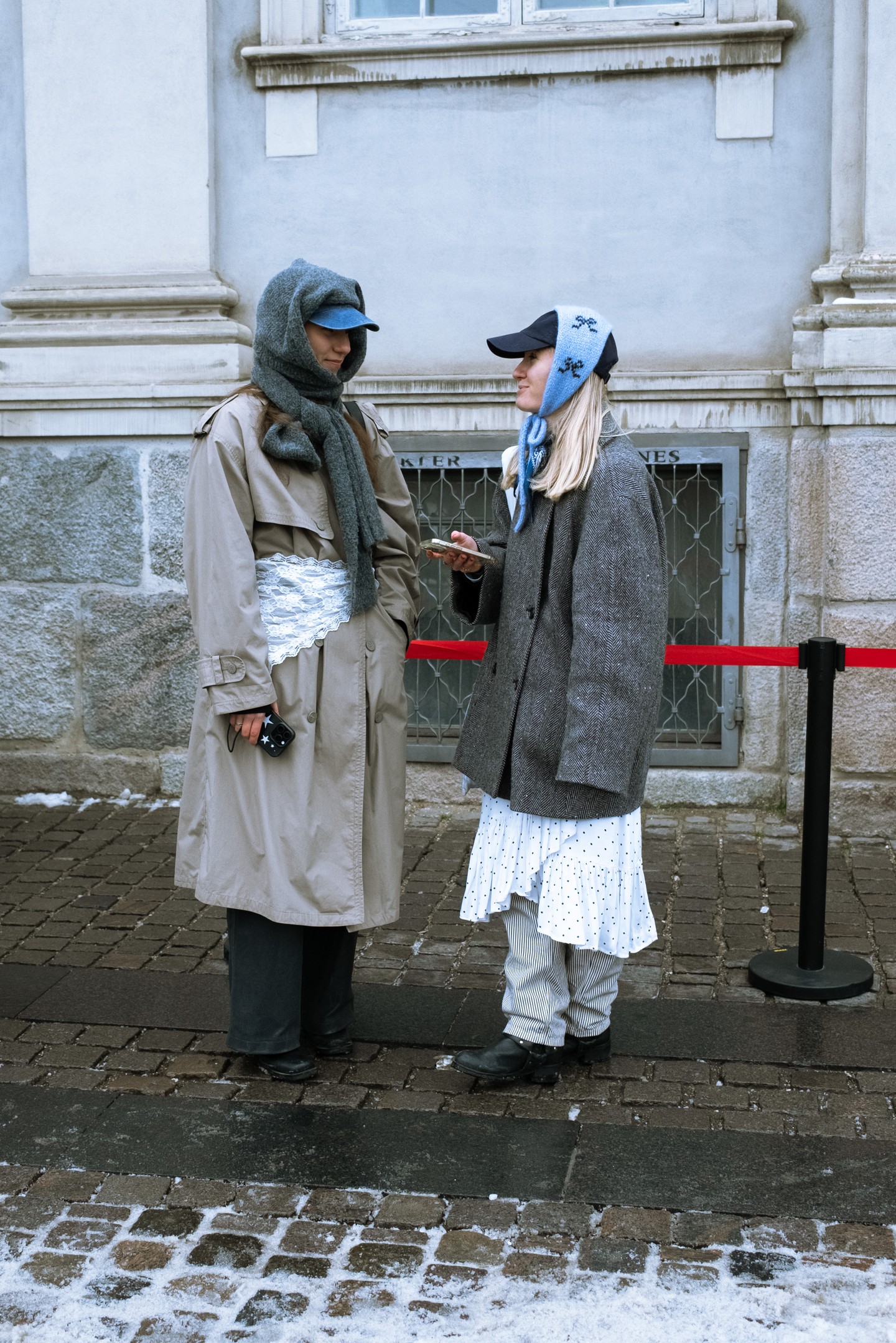 Maszkulin alapdarabok, játékos részletekkel ellensúlyozva. Pont ez az a laza összhang, amitől a koppenhágai street style ilyen jól működik.