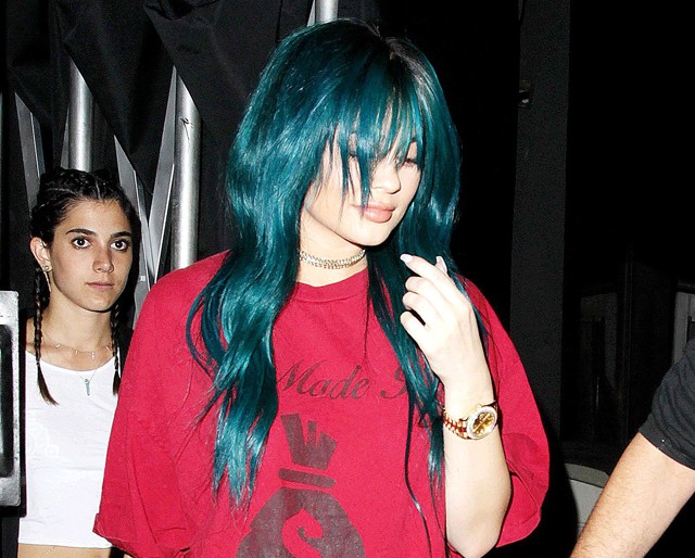 kylie jenner, paróka, hajszín, combcsizma, csizma