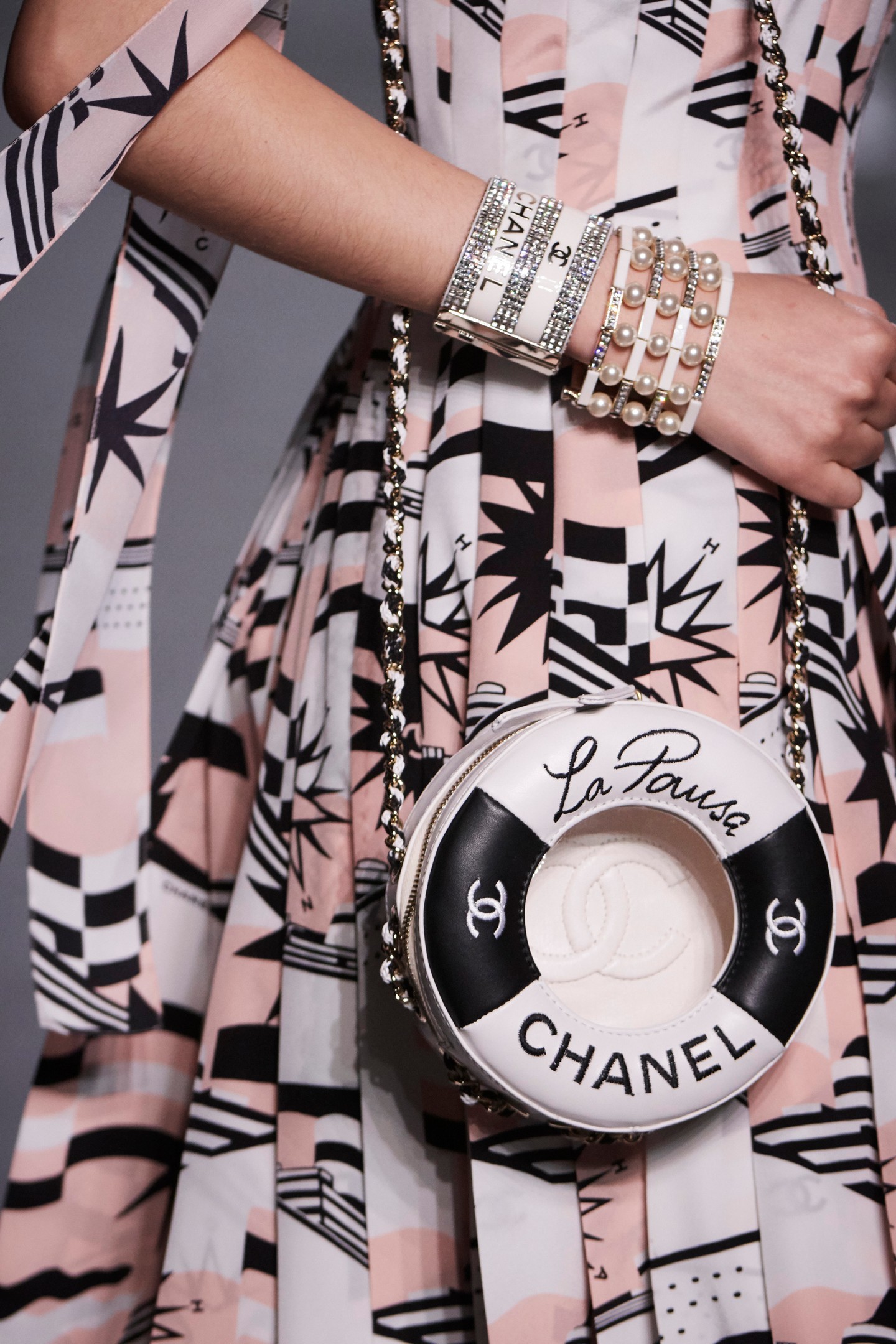 Láncpántos bőrtáska CHANEL chanel.com