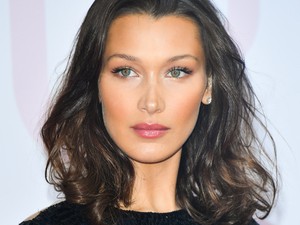 Bella Hadidot teljesen beszippantotta a 2000-es évek divatja: talán a tangavillantás túlzás