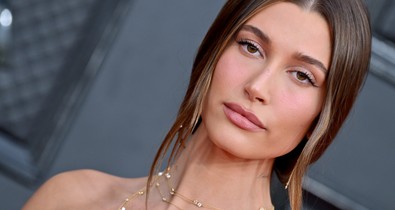 Hát persze, hogy Hailey Bieber már az ősz legmenőbb trendjét viseli